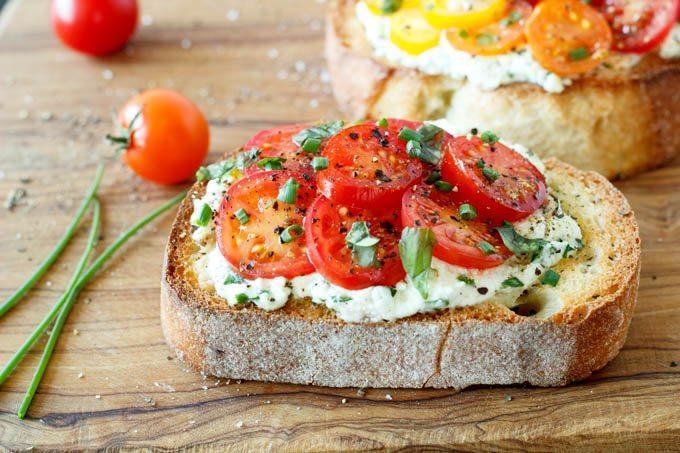 Запеченная брускетта с сыром и чесноком