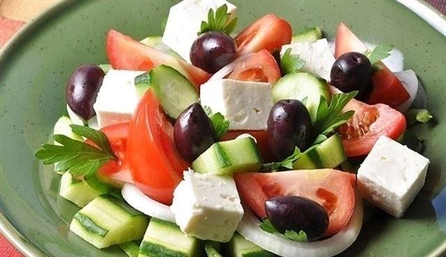 Греческий салат с эспумой из сыра фета