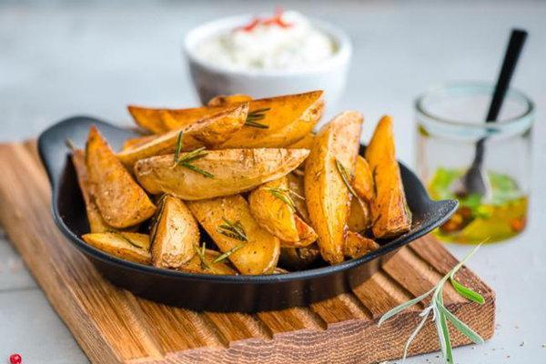 Картофельные дольки с сырным соусом 
