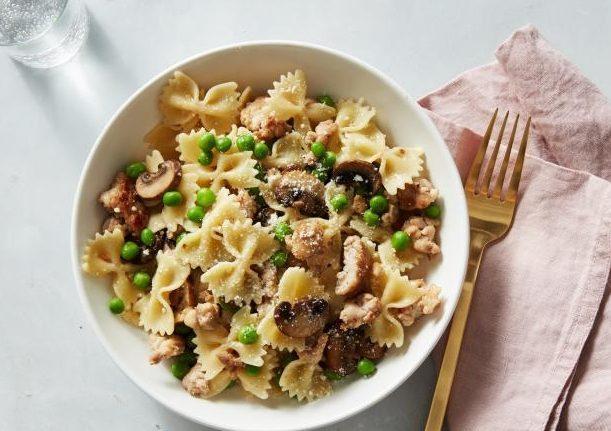 Фарфале с индейкой, зеленым горошком и сыром грана падано