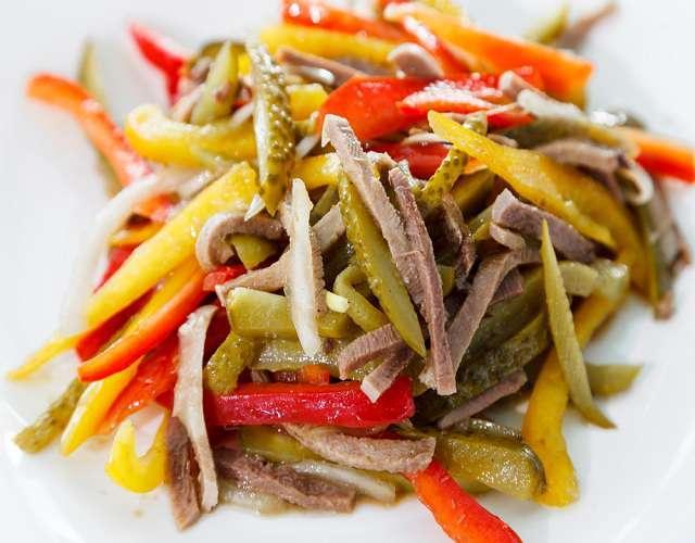 Салат с языком гриль, цукини и болгарский перцем