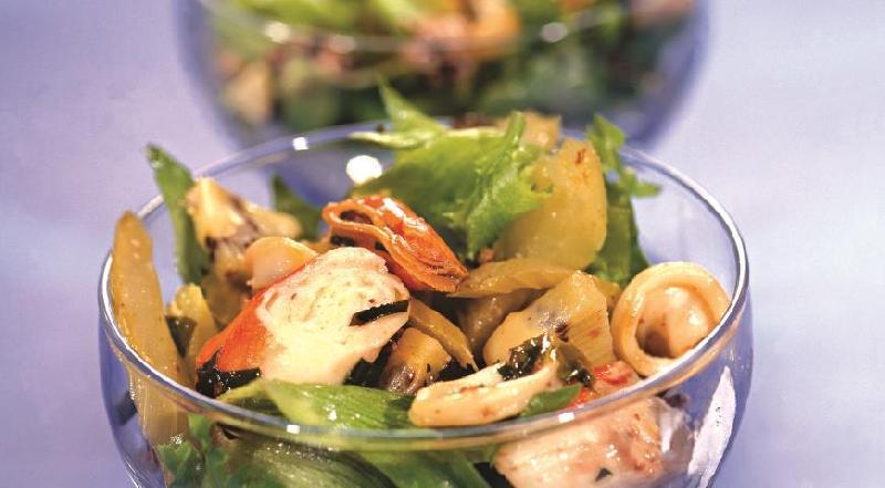 Салат с морепродуктами и киви