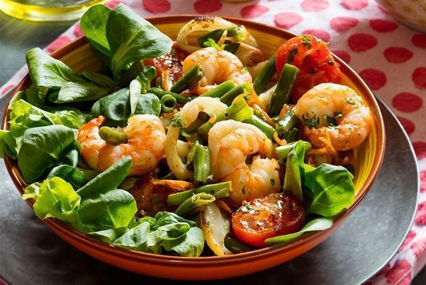 Теплый салат с морепродуктами