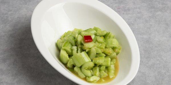 Sarımsağlı sousda xiyar salatı