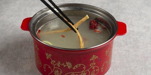 Jenşen və goji şorbası
