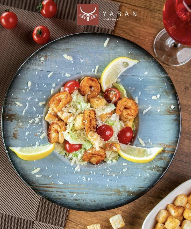 Sezar salatı krevetka ilə