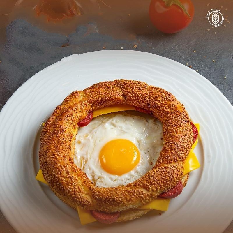 Simit arası sucuklu yumurta