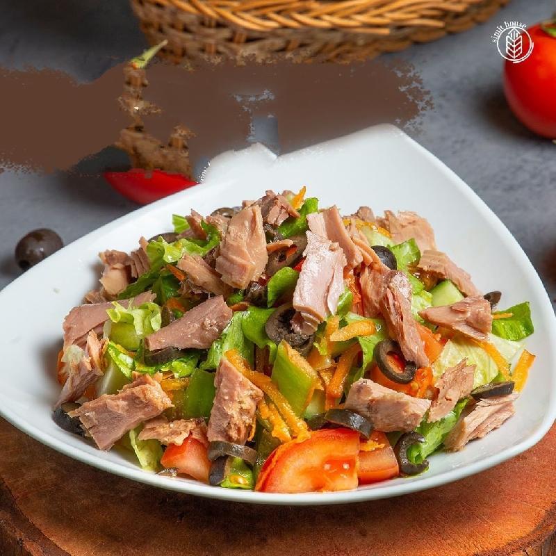 Ton balığı salatası