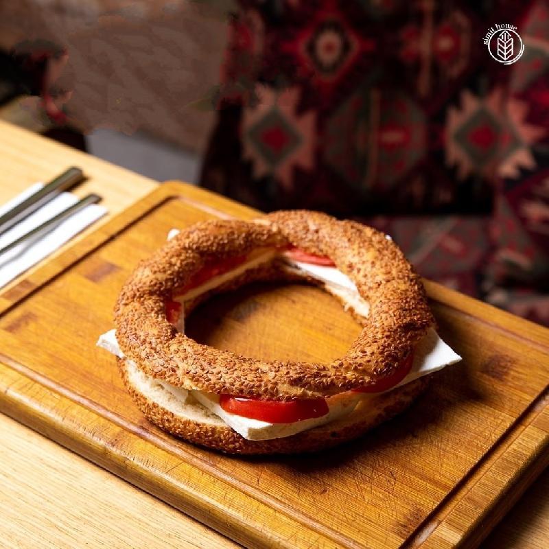 Simit arası domates peynir