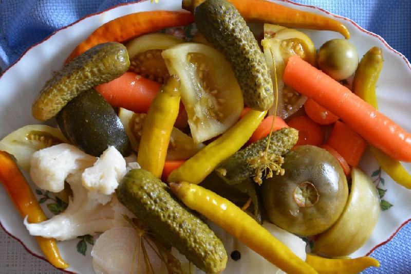 Karışık turşu tabağı