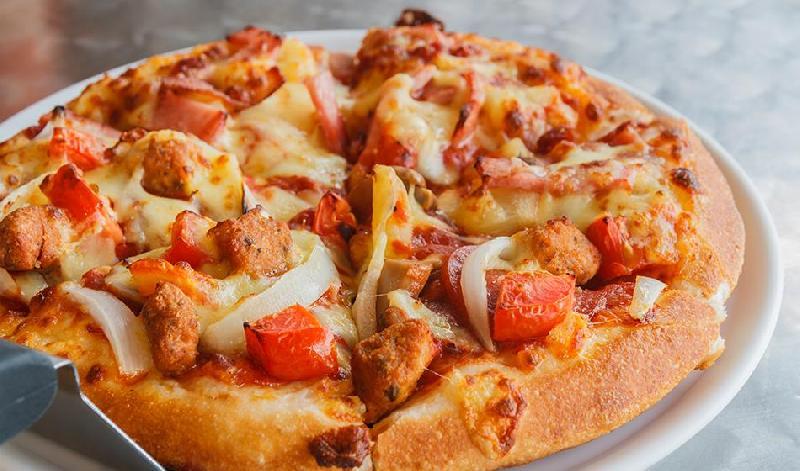 Tavuklu pizza