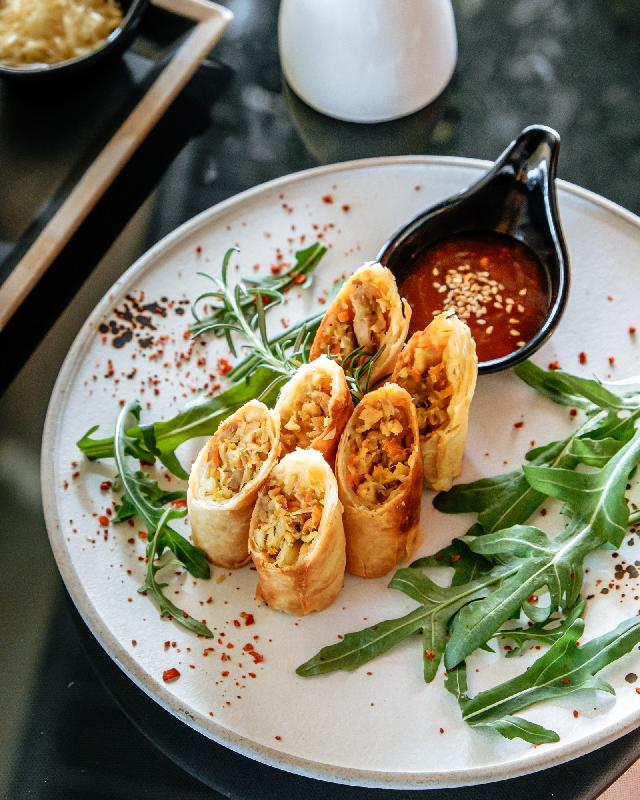 Toyuqlu spring roll 