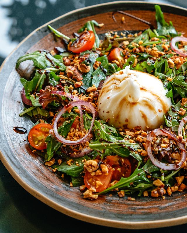 Buratta pendiri ilə salat 