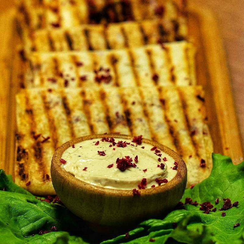 QIZARDILMIŞ DİL SARIMSAQ SOUSUNDA