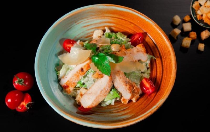 Sezar Salat Toyuq İlə