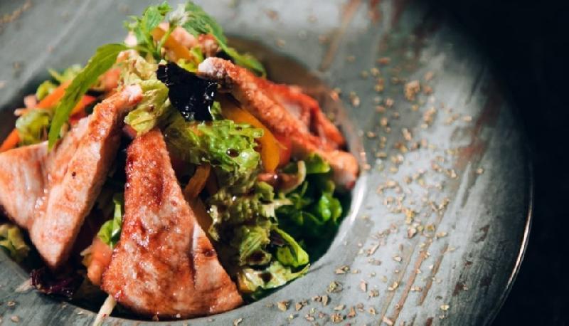 İzqara Toyuq Salatı 