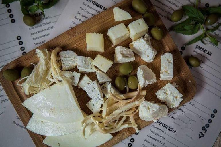 Pendir assorti