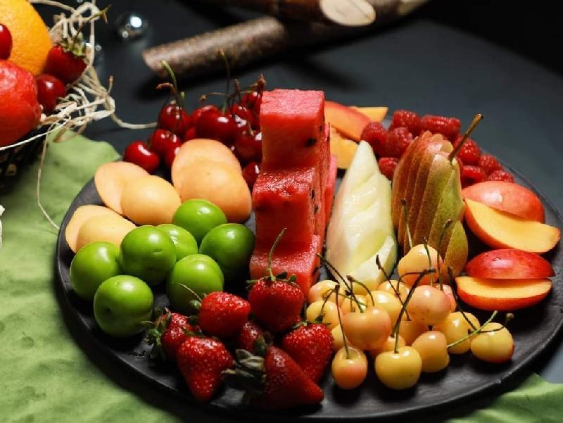 Dilimlənmiş mövsümi meyvələr