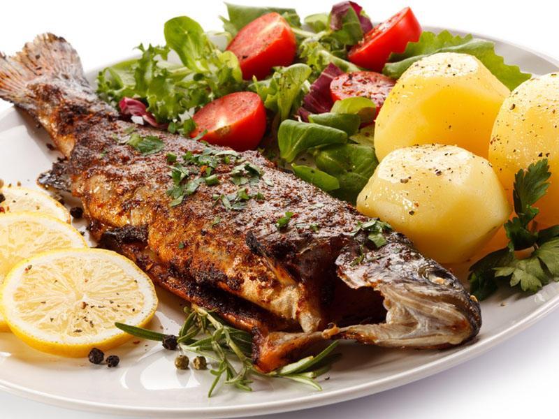 Təndirdə duzda bişirilmiş forel balığı gavalı sousu ilə