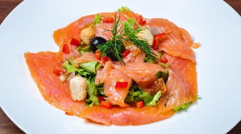 Qızılbalıq salatı