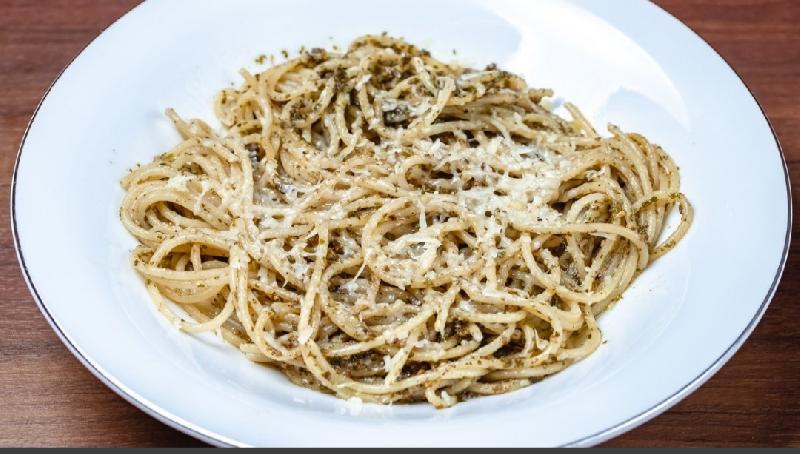 Parmezan pendirli pesto spaqetti