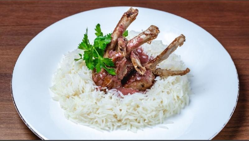Qırmızı şərab souslu quzu əti 