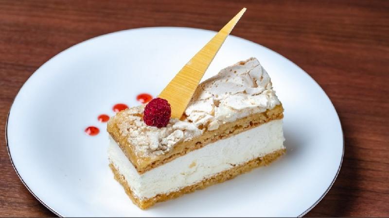 Meringue cake
