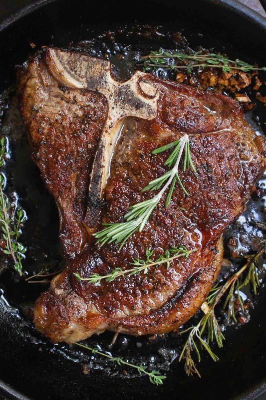 Qrildə T-bone steyki,maitre hotel sousunda 