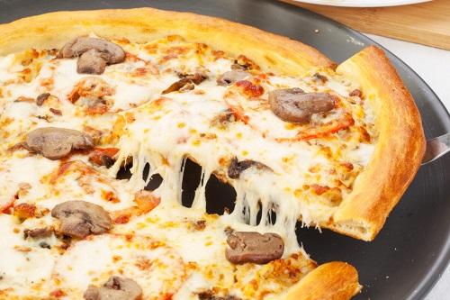Göbələkli Pizza
