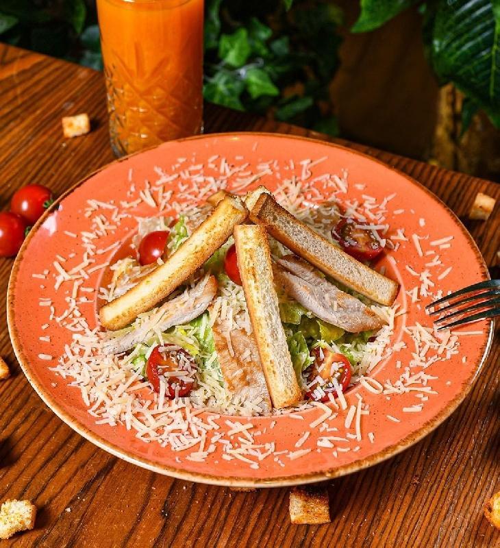 Sezar Salatı Toyuq ilə