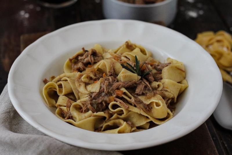 PAPPARDELLE AL RAGOUT DI VITELLO CON TARTUFO NERO