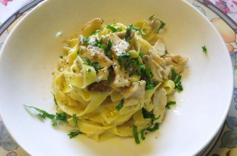 TAGLIATELLE ALLA CREMA CON POLLO E  FUNGHI