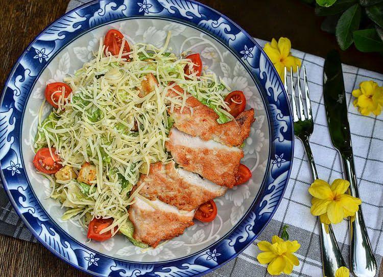  Toyuqlu Sezar salatı