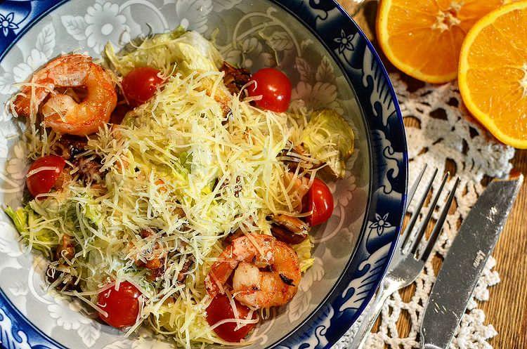 Dəniz məhsullu Sezar salatı
