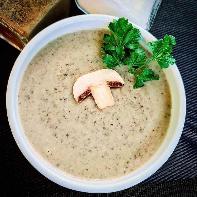 Qaymaqlı göbələk şorbası
