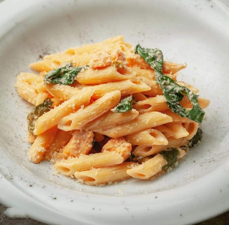 Pasta qızıl balıq ilə