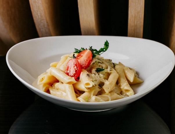 Penne qovrulmuş göbələk ilə