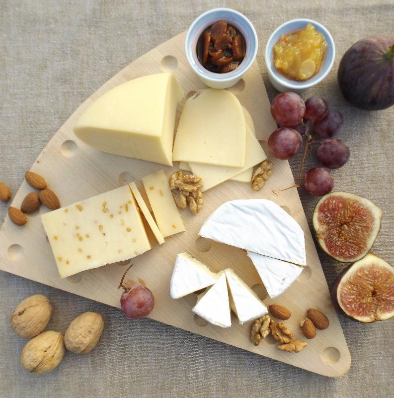 Assorted cheese platter 