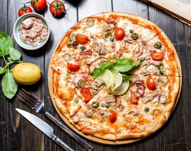 Tuna və bolqar bibərli pizza