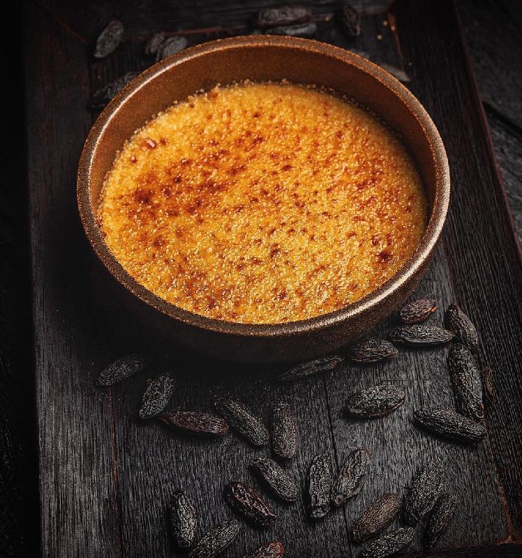 Crème brulée with tonka seeds