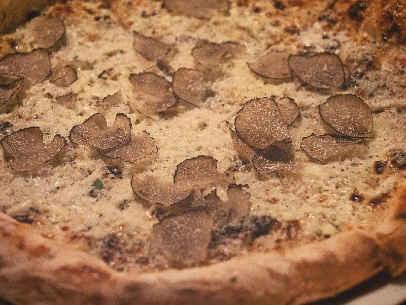 Timeless pizza with truffle (V, D) 