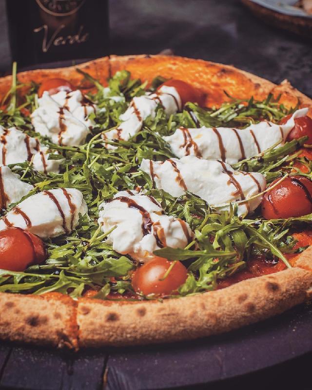 Pizza Burrata, roquette (V, D) 
