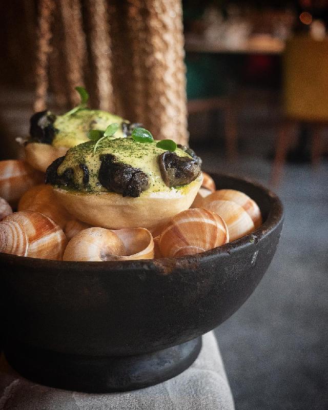 Roasted snails served on freshly baked buns, parsley and garlic butter (D) 