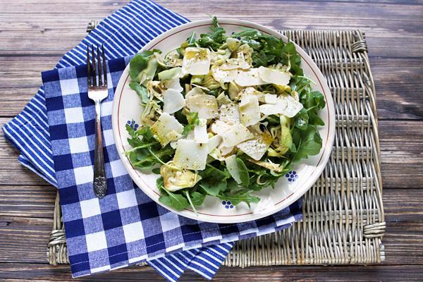 Artichoke heart with its petals, arugula and parmesan (D) 