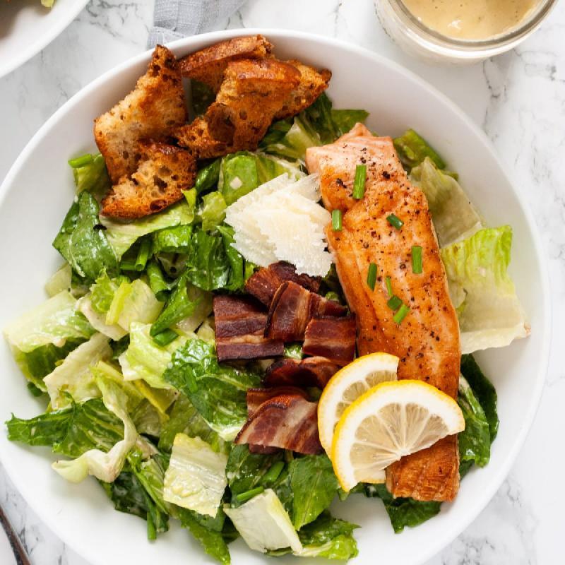 İnsalata di cesare con salmone