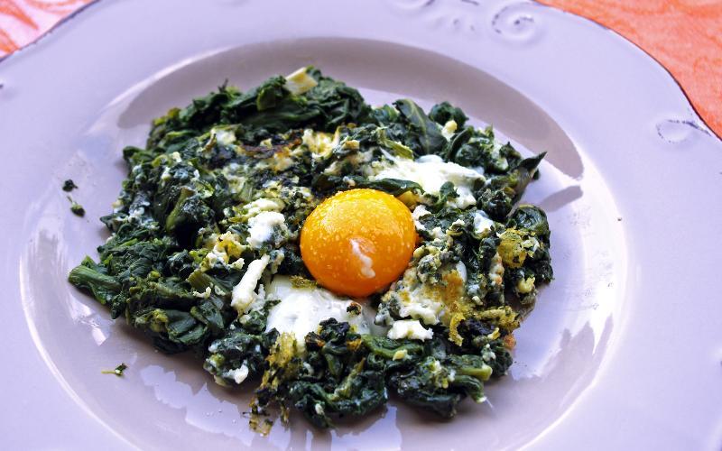 Uova pochet con spinaci e tartufo