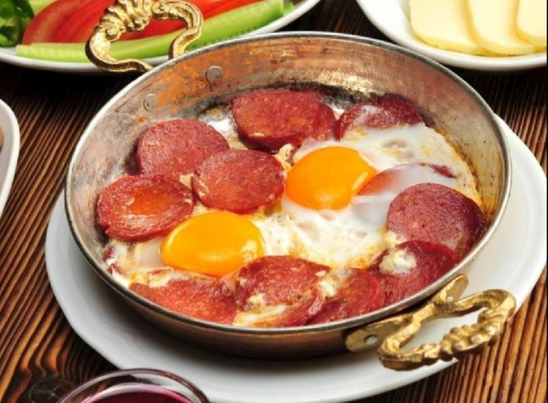 Sucuqlu yumurta