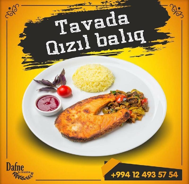 Tavada qızardılmış qızıl balıq
