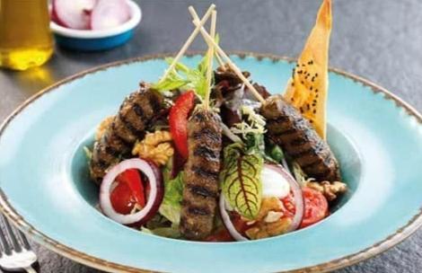 Şişdə Köftə Salatı