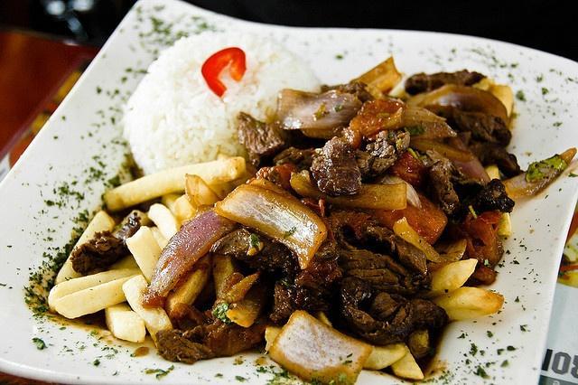 Lomo saltado Tequeño